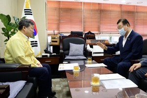 충남대학교 내포캠퍼스 유치에 대해 이야기하는 김석환 군수(오른쪽)와 박백범 교육부 차관.