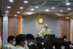 지난 7월 30일에 폐회한 제271회 홍성군의회 임시회에서 안건이 가결됐음을 선포하는 윤용관 의장.