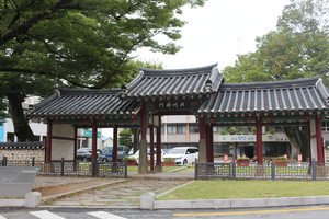 천년 홍주의 역사문화를 함축적으로 상징하고 있는 홍주아문 전경.