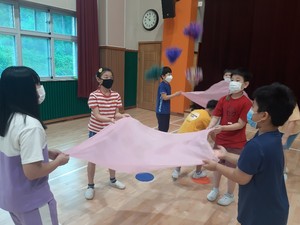‘조림시네마와 행복전래놀이 체험’을 통해 조림초등학교에 재학 중인 여러 학년의 아이들이 모여 놀이 활동을 진행 중이다.