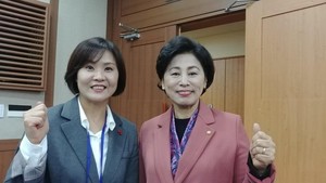 6일 본인의 페이스북에 ‘우먼 서포팅 우먼’ 챌린지 게시글과 함께 최선경 더불어민주당 충남도당 여성위원장이 게시한 사진.