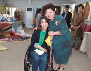 6일 본인의 페이스북에 ‘우먼 서포팅 우먼’ 챌린지 게시글과 함께 김기철 홍성군의회 의원이 게시한 사진.