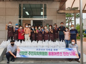 신암면주민자치위원회는 직접 조리한 반찬을 독거노인의 가정에 전달했다.