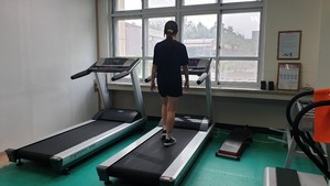 소독을 마친 체력단련실에서 한 학생이 러닝머신을 통한 트레이닝을 하고 있다.