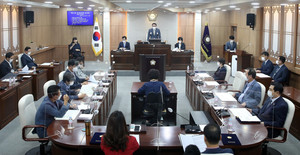 지난 15일의 제272회 홍성군의회 임시회 현장. 이번 의회 일정들은 전부 코로나19의 확산을 막기위해 외부인의 출입을 금지한 채 진행됐다.