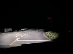 실제 야간 주행 중 촬영한 홍북읍 모 노인회관 인근의 도로. 사진에 보이는 가로등에 전구가 없는 상태이며 위 사진은 상향등을 켰을 때의 도로상황, 아래 사진은 일반등만 켰을 때의 도로상황인데 가로등은 물론 도로 주변 윤곽이 보이지 않는다.