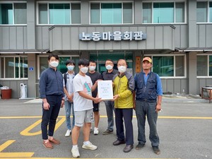 학생회 임원들이 노동마을경로당에 면 마스크를 전달하고 있다.