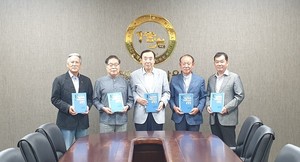 ‘그루터기 영문법’의 기증식에 참여한 (왼쪽부터) 김용광 회장, 저자 김유문 씨, 이규용 이사장, 이상헌 교장, 최진수 교감.