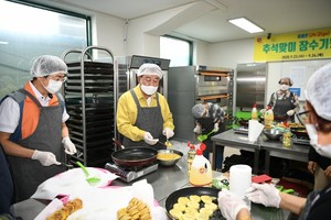 이날 황선봉 예산군수도 장수기원 응원키트 제작에 동참했다.