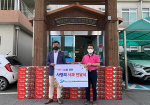 ㈜에스피네이처 예산사업소에서 예산군장애인종합복지관에 사과 50박스를 전달하고 있다.