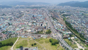 경주 대릉원에서 본 경주시 전경.
