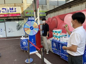 명동상가상인회 김병태 회장이 직접 룰렛이벤트 참여 방법을 설명하고 있다.