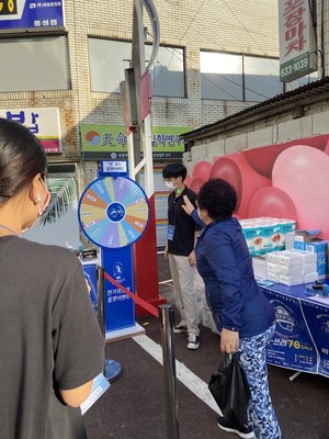 한 행사 참여자가 룰렛이벤트에 참가하고 있다.
