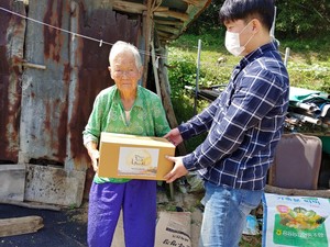 ‘추석맞이 사랑의 선물세트’를 전달하는 모습.