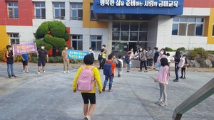 등교하는 학생들에게 학교폭력 캠페인 활동을 실시하고 있다.