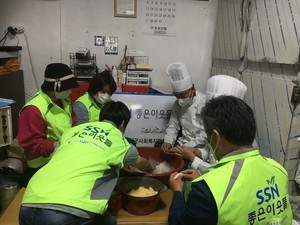 홍성군사회복지협의회 봉사원들이 직접 나눔 봉사에 쓰일 송편을 빚고 있다.