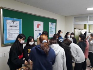 홍성여자고등학교 재학생들이 세계 한인의 날 기념 뱃지와 책갈피를 제작 판매하고 있다.