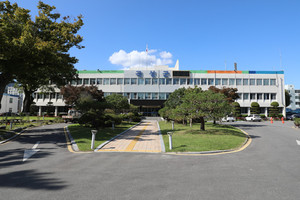 전남 곡성군청 전경. 현 청사를 허물고 뒷편 주차장 부지에 새 청사를 신축할 예정이다.