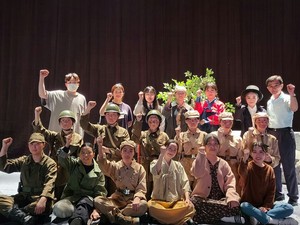 제24회 전국청소년연극제 충남예선대회에서 대상을 수상한 예화여자고등학교 ‘아부재기’동아리의 단체 사진.
