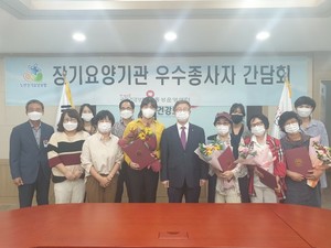 노인장기요양기관 우수종사자 포상 수여 후 촬영한 단체사진.