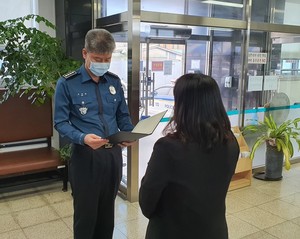 노인을 대상으로 한 보이스피싱 범죄를 예방하는데 큰 기여를 한 광천우체국 직원에게 감사장을 수여하는 홍성경찰서 조대현 서장.