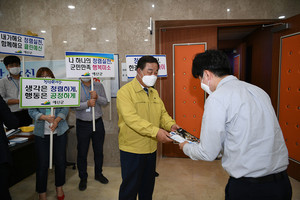 황선봉 군수가 청렴캠페인의 일환으로 홍보물과 마스크를 전달하고 있다.