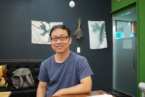 빗물저금통이 생소하다고 말하자 그동안 연구해왔던 결과들을 자세하게 설명해주고 있는 아하생활기술협동조합 박용석 이사장.