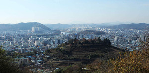 비봉산에서 바라본 옥봉과 진주시 전경.