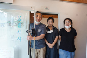 왼쪽부터 장근범 사진 작가, 물결서사 대표를 맡고 있는 임주아 시문학 작가(33), 고형숙 동양화 작가.&nbsp;