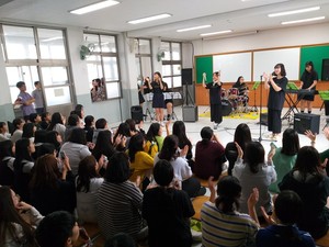 지난해 교내에서 공연을 진행 중인 예산여고 밴드 동아리.