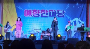 지난해 예산여고 교내 축제에서 밴드 동아리가 공연을 진행하고 있다.