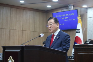 제273회 홍성군의회 임시회 제2차 본회의에서 군정질문에 답변하고 있는 김석환 군수.