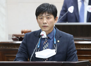 민선5·6·7기 군정 호응도 평가에 대해서와 부진한 사업들의 경우 어떻게 분석해 대응전략을 세울지 묻고 있는 이병희 의원.