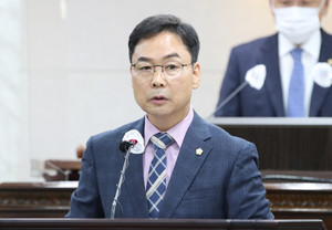 내포신도시 내의 주차난으로 인한 주민들의 피해와 상권 침해 등을 언급하며 방안 마련을 요청하는 문병오 의원.