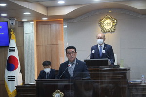 폐교된 광신초등학교 부지를 활용해 소리꾼 장사익 선생과 연관지은 복합문화예술공간을 조성하자고 제안하는 장재석 부의장.