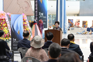 충남도청 1층 로비에서 진행된 ‘풀빛’ 자연염색전 개회식에서 홍성군천연염색연구회 김지란 회장이 인사말을 전하고 있다.