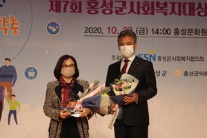 사회복지대상을 수상한 홍성군말끄미정리수납봉사단 임이재 회장과 이은규 회장이 기념사진을 촬영하고 있다.