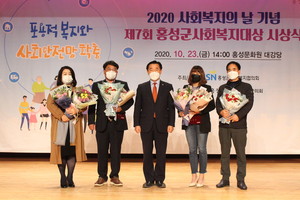 국회의원 표창을 대리 시상한 이종화 충남도의원(사진 가운데)과 수상자들.
