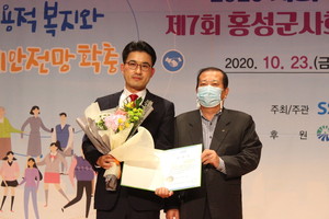 한국사회복지협의회장 표창을 대리 시상한 충남사회복지협의회 박윤근 회장(사진 오른쪽)과 표창을 수상한 (주)동양하우징 명근영 대표.