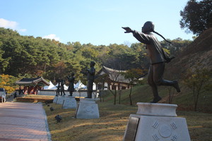 김좌진장군생가지에서 백야사로 올라가는 길에는 김좌진 장군의 어릴적부터 장군이 되기까지를 동상으로 제작해놓았다.