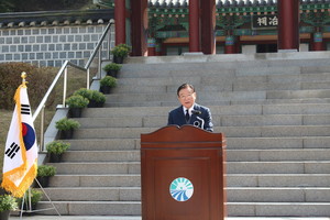 김좌진 장군의 강인한 정신을 본받자는 내용의 추념사를 전하고 있는 김석환 군수.