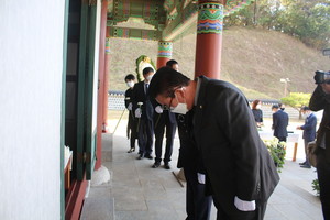김좌진 장군의 초상화를 향해 고개를 숙이고 있는 홍성군의회 장재석 부의장.