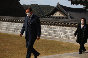 백야사로 김을동 이사장과 함께 올라오는 김석환 군수.