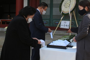 헌화를 하기 전, 장갑을 준비하는 김석환 군수와 김을동 이사장.