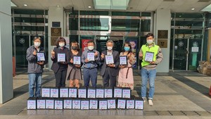 홍성의료원 선별진료소에 응원키트를 전달했다.