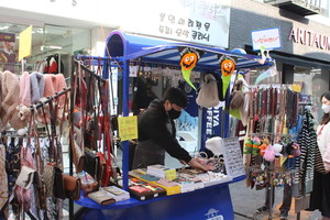 액세서리 상점 매대.
