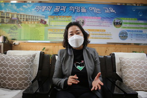 혁신학교의 지정과 관련해 학교에서 시행중인 다양한 교육 프로그램에 대해 설명중인 고은자 교장.