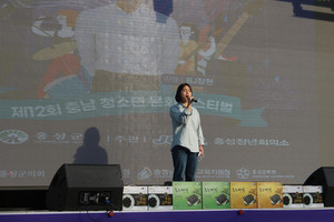전년도 우승자 주예원 양이 노래를 하고 있다.