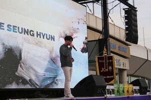 서산고등학교 이성현 학생이 발라드를 부르고 있다.