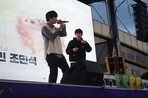 힙합 공연을 준비한 홍주고등학교 황수민, 조민석 학생.